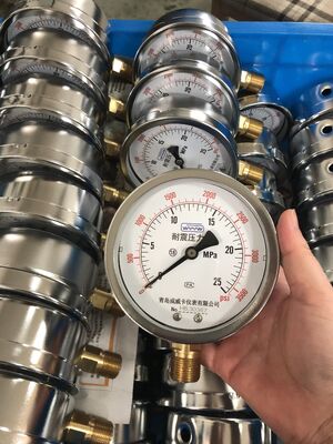 เครื่องวัดความดันที่ต้านทานแรงกระแทกที่เต็มไปด้วยน้ํามัน 0-25MPa นาโนเมตรน้ํามันลดความสะอาดสูงแบบป้องกันสีเหลือง
